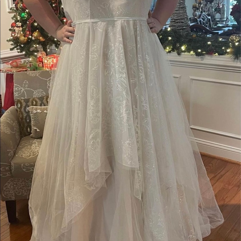 David’s Bridal Floral and Tulle Layered Plus Size Wedding Dress - Picture 3 of 5